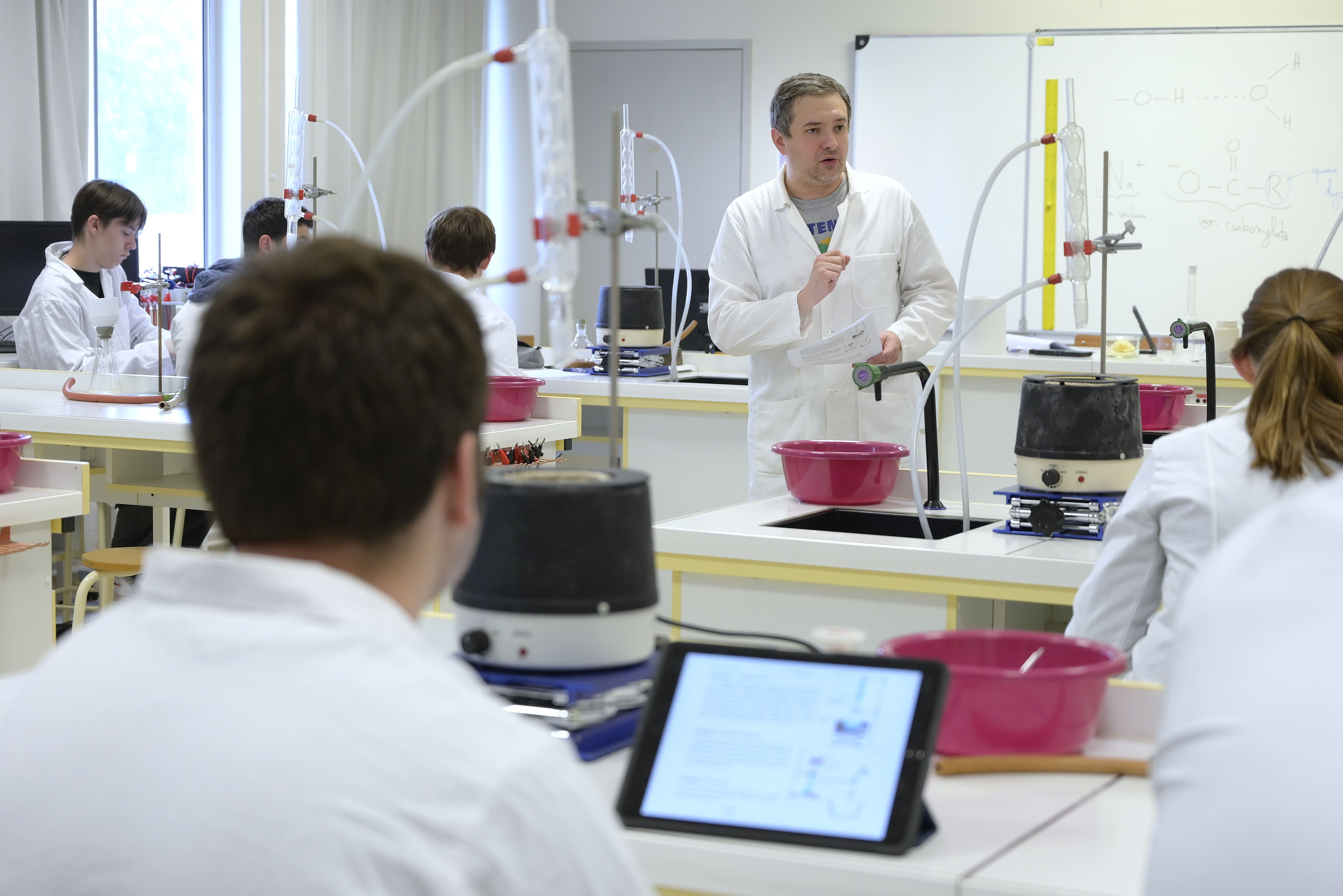 Isaac de l'etoile -pole 1 T cours de chimie en laboratoire